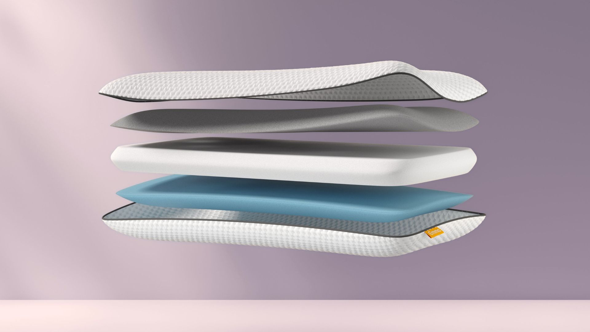 Exploded view van het Original Cooling Adapt Kussen met vier afzonderlijke lagen: bovenste witte laag met geribbelde textuur, daaronder een grijze comfortlaag, gevolgd door een blauwe ondersteuningslaag en onderaan een oranje basislaag; weergegeven tegen een zachte paarse achtergrond.